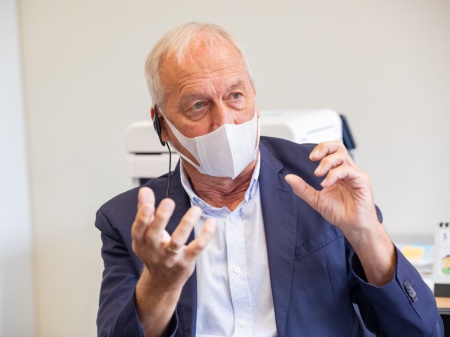 <span class="fontBold">Peter Gruss(ピーター・グルース)氏</span><br/>学校法人沖縄科学技術大学院大学学園理事長、沖縄科学技術大学院大学学長。1949年、独アルスフェルト生まれ。ハイデルベルク大にて博士号(生物学)。マックス・プランク学術振興協会会長を12年務め、17年より現職。独シーメンスの技術革新カウンシル元議長。ドイツ連邦共和国功労勲章など、受賞歴多数。(写真:山口真由子、以下同)</a>