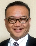堀 与志男 <span class="fontSizeS">氏</span>