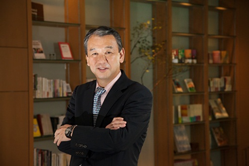 <div style="font-size:1.9em";><span style="font-weight:bold;">【特別講演】</span><br>厳しい経営環境下での経営戦略とその実行</div><br><div style="font-size:1.3em";>良品計画 前会長<br>松井オフィス 代表取締役社長<br><span style="font-size:1.4em; font-weight:bold;">松井 忠三</span><span style="font-size:0.9em"> 氏</span></b></div> <div style="padding-top:10px; font-size:1.2em;">1949年静岡県生まれ。73年東京教育大学(現・筑波大学)を卒業。同年西友ストアー(現・西友)に入社。92年、良品計画に入社。2001年に社長、08年に会長。15年より名誉顧問。<br>著書に『無印良品のPDCA』(毎日新聞出版)、『覚悟さえ決めれば、たいていのことはできる』(サンマーク出版)など。</div>